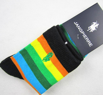 彩虹般的溫暖 秋冬新款彩虹條刺繡純棉女童襪，守護寶寶每一步